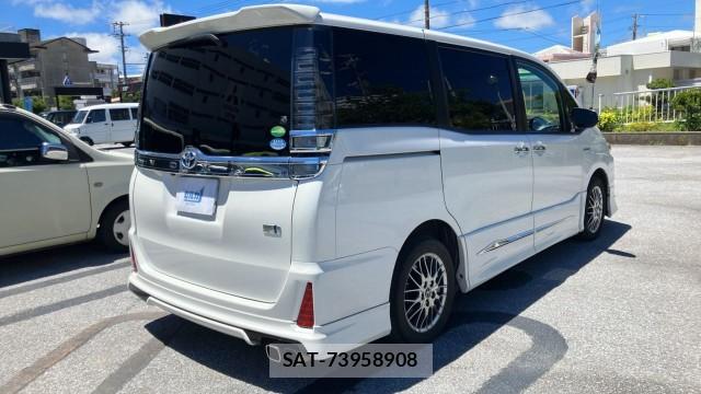 Toyota VOXY 2018-06 8281411-13