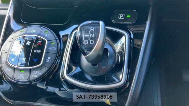 Toyota VOXY 2018-06 8281411-14