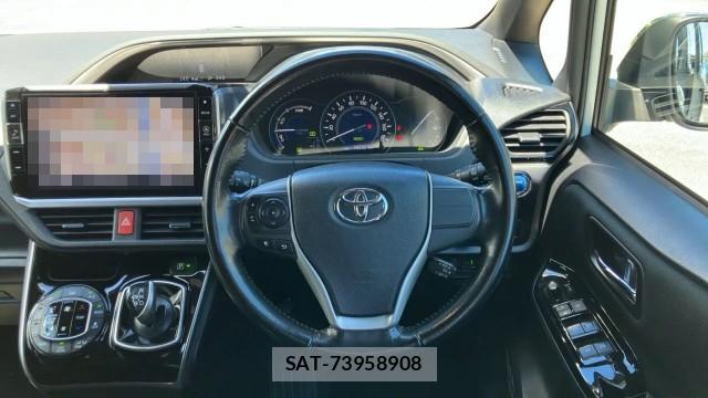 Toyota VOXY 2018-06 8281411-16