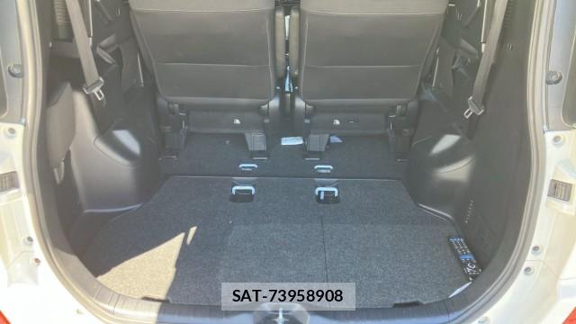 Toyota VOXY 2018-06 8281411-17