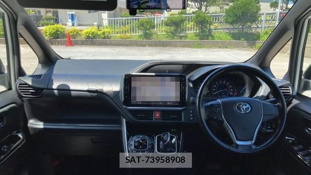 Toyota VOXY 2018-06 8281411-2