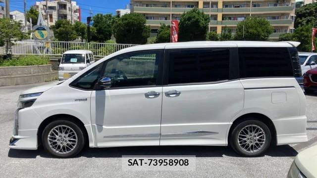 Toyota VOXY 2018-06 8281411-3