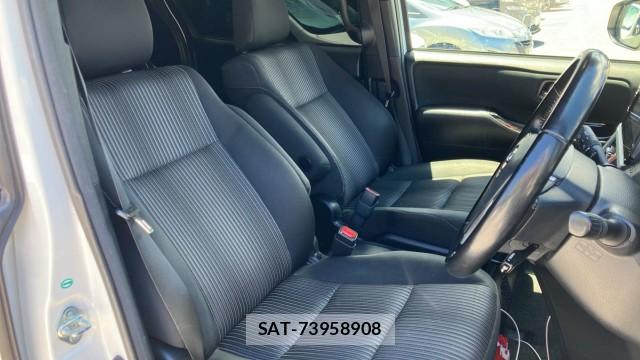 Toyota VOXY 2018-06 8281411-5