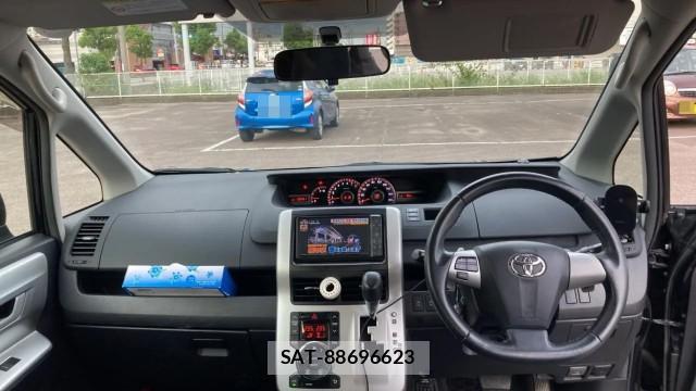 Toyota VOXY 2010-07 8281428-2