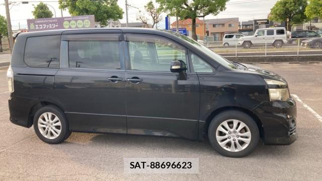 Toyota VOXY 2010-07 8281428-3