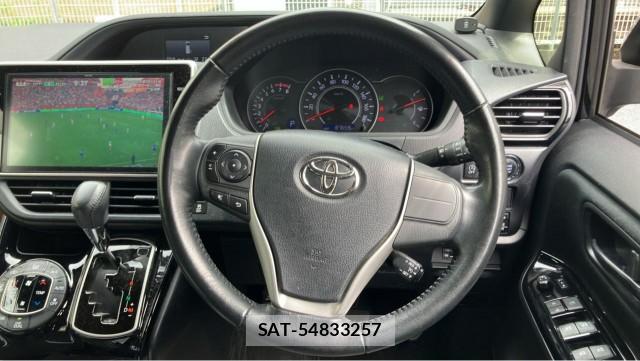 Toyota VOXY 2017-09 8281596-16