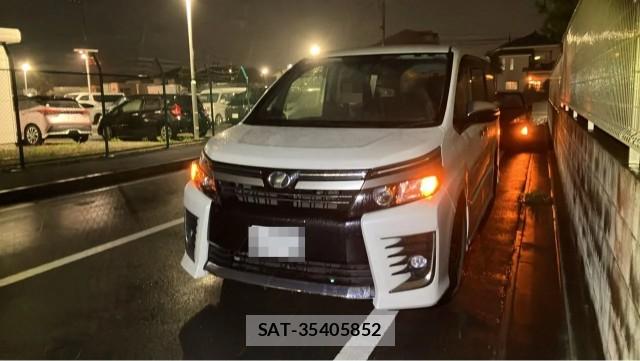 Toyota VOXY 2017-03 8281609-0