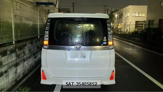Toyota VOXY 2017-03 8281609-1