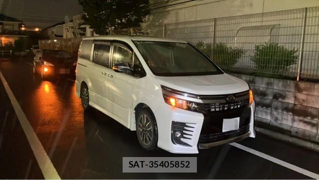 Toyota VOXY 2017-03 8281609-11