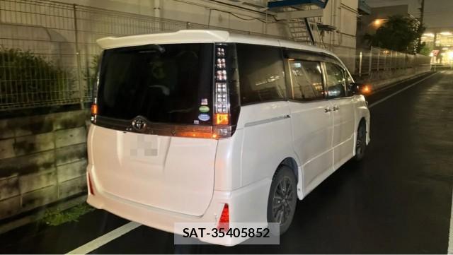 Toyota VOXY 2017-03 8281609-12