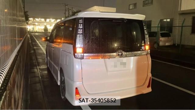 Toyota VOXY 2017-03 8281609-13
