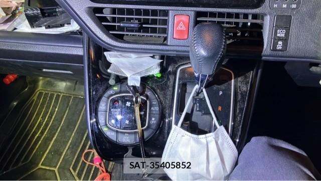 Toyota VOXY 2017-03 8281609-14