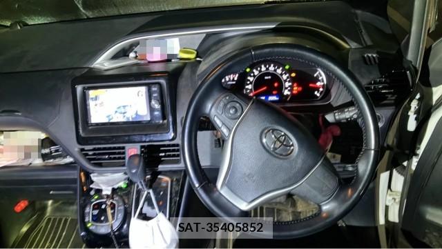 Toyota VOXY 2017-03 8281609-16