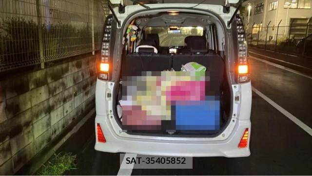 Toyota VOXY 2017-03 8281609-17