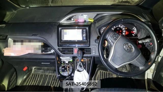 Toyota VOXY 2017-03 8281609-2