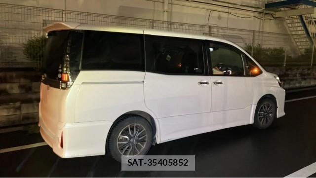 Toyota VOXY 2017-03 8281609-3