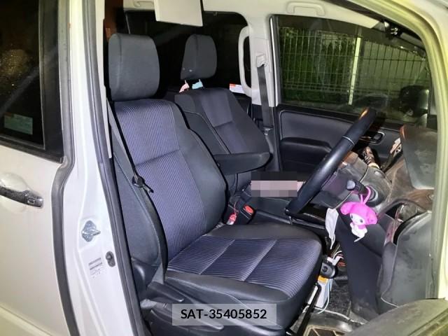 Toyota VOXY 2017-03 8281609-5