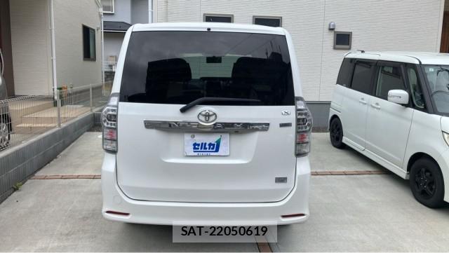 Toyota VOXY 2011-09 8281611-1