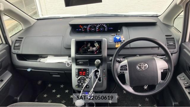 Toyota VOXY 2011-09 8281611-2