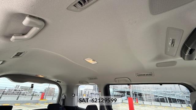 Toyota VOXY 2015-12 8281635-15