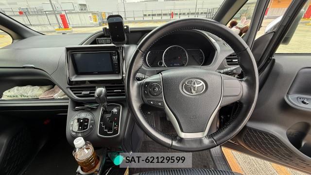 Toyota VOXY 2015-12 8281635-16
