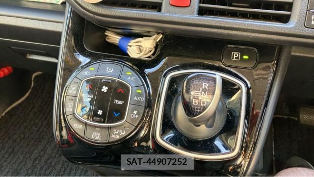 Toyota VOXY 2016-12 8281724-14