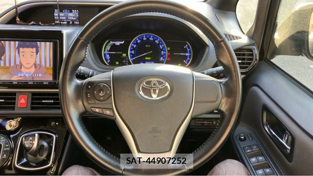 Toyota VOXY 2016-12 8281724-16