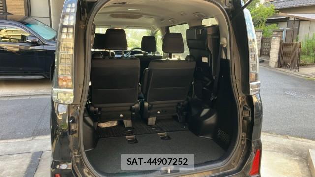 Toyota VOXY 2016-12 8281724-17
