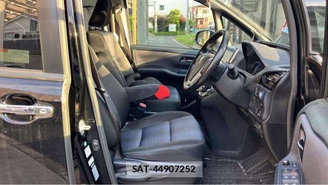 Toyota VOXY 2016-12 8281724-5