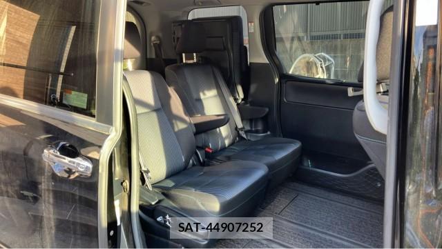 Toyota VOXY 2016-12 8281724-6