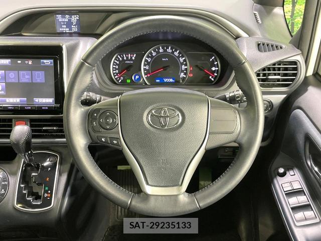 Toyota VOXY 2015-01 8281778-11