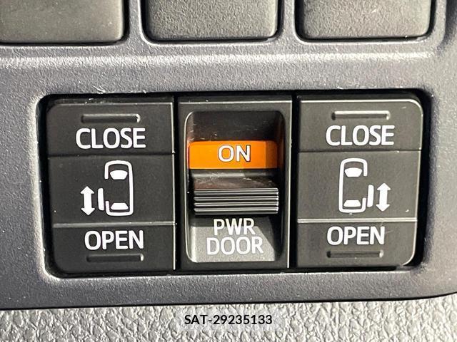 Toyota VOXY 2015-01 8281778-5