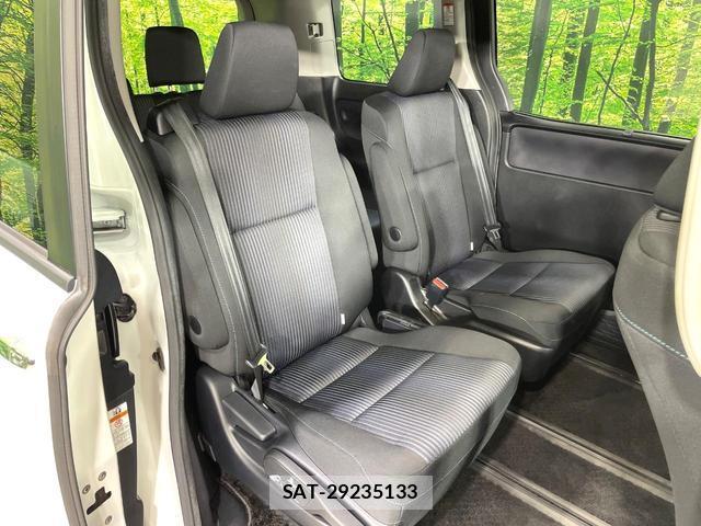 Toyota VOXY 2015-01 8281778-8