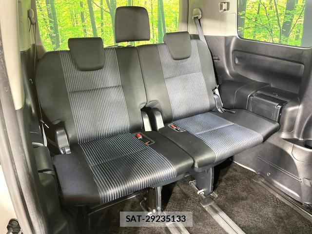 Toyota VOXY 2015-01 8281778-9