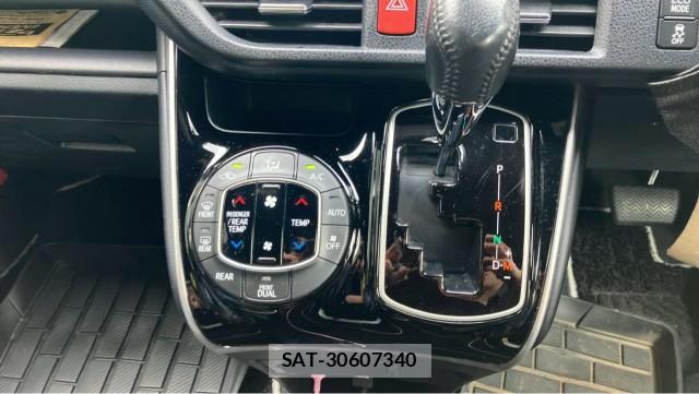 Toyota VOXY 2020-07 8281805-14