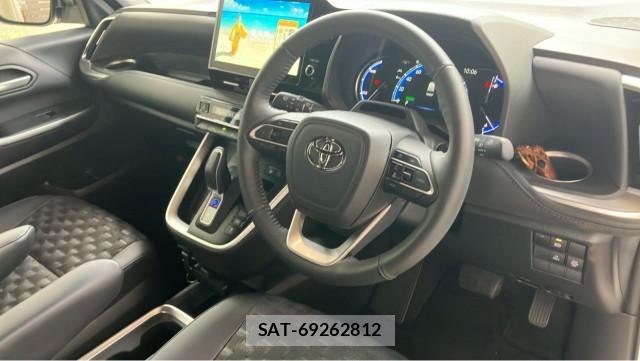 Toyota VOXY 2025-03 8281869-2