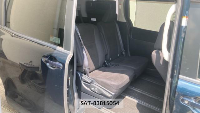 Toyota VOXY 2015-04 8281879-6