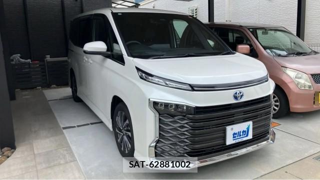 Toyota VOXY 2025-04 8281908-11