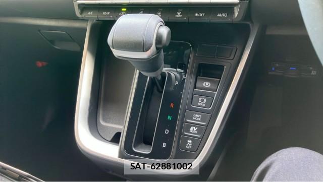 Toyota VOXY 2025-04 8281908-14