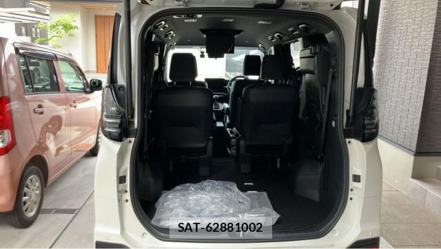 Toyota VOXY 2025-04 8281908-17