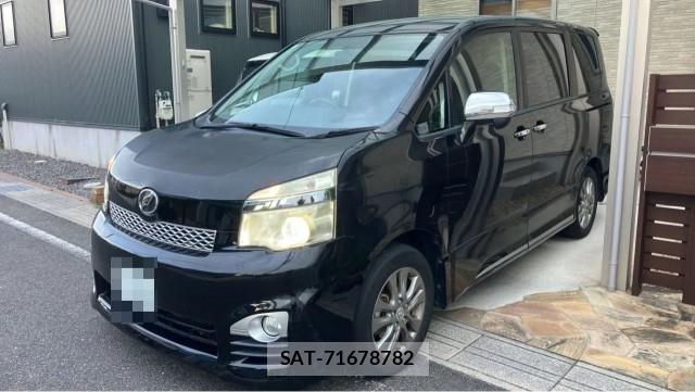 Toyota VOXY 2013-08 8281915-0