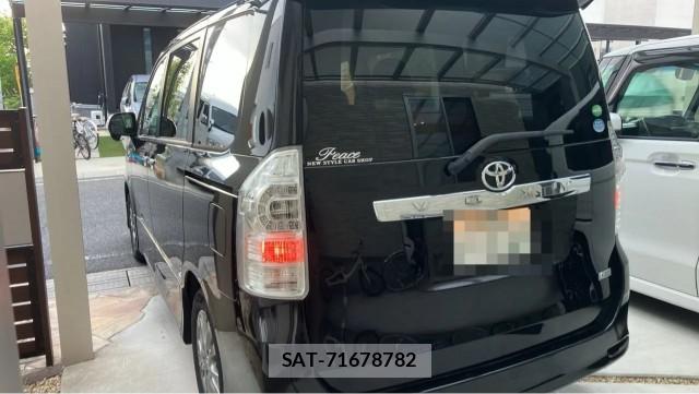 Toyota VOXY 2013-08 8281915-13