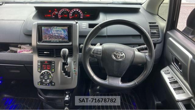 Toyota VOXY 2013-08 8281915-16