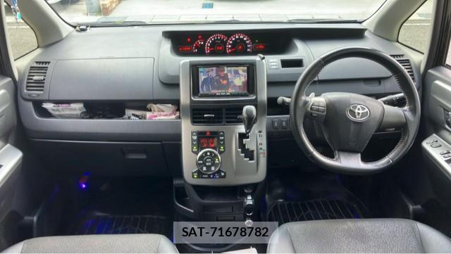 Toyota VOXY 2013-08 8281915-2