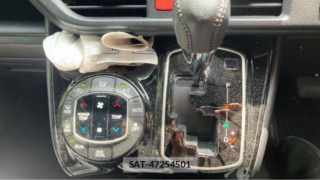 Toyota VOXY 2017-09 8282107-14