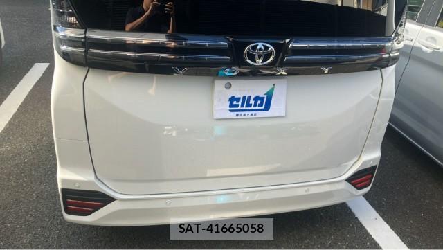 Toyota VOXY 2024-04 8282157-1