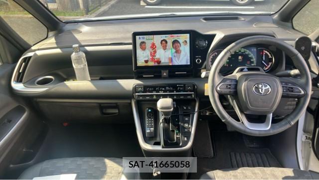 Toyota VOXY 2024-04 8282157-2