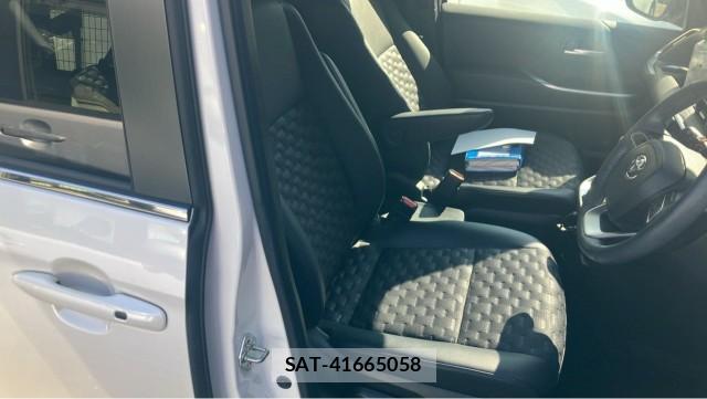 Toyota VOXY 2024-04 8282157-5