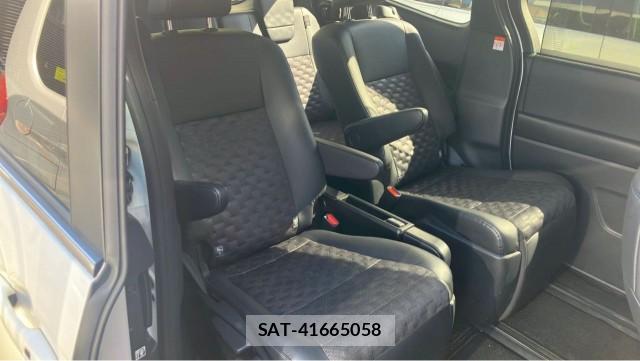 Toyota VOXY 2024-04 8282157-6