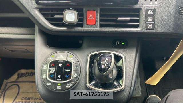 Toyota VOXY 2016-11 8282295-14